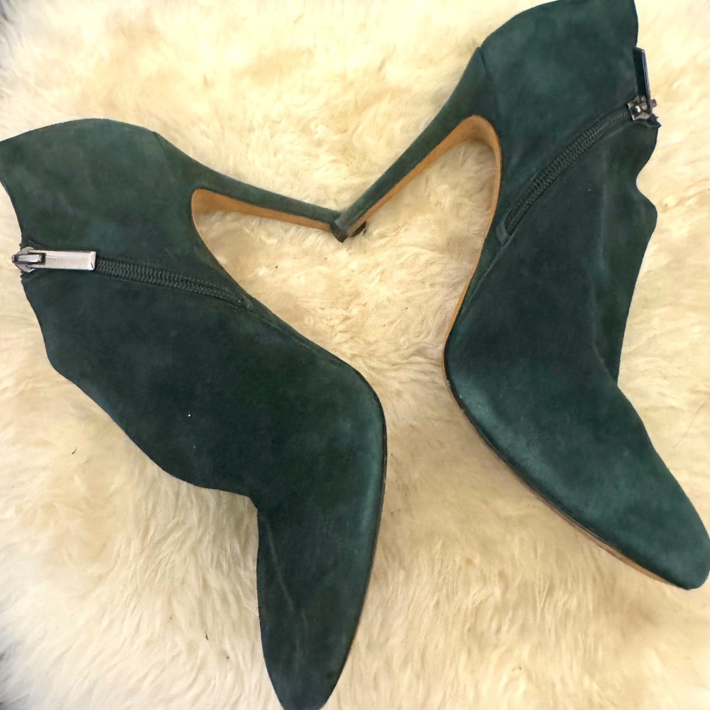 Saks OFF 5TH Saks Fifth Avenue Made in Italy Suede green booties